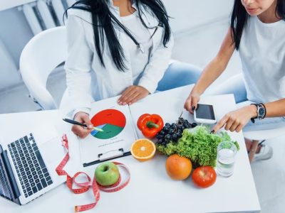 imgi_43_top-view-female-nutritionist-that-gives-consultation-patient-indoors-office_146671-30828